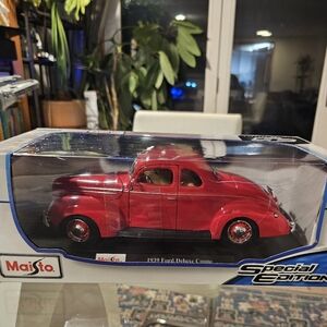 Maisto 1939 Ford Deluxe coupe  1/18 scale